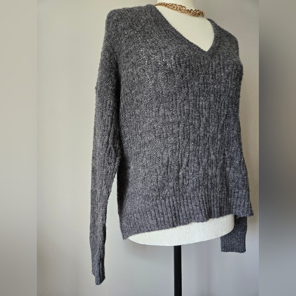 MADEWELL Alpaca Blend Lightweight Gray V-Neck Cable Knit Sweater. Medium - Picture 2 of 10